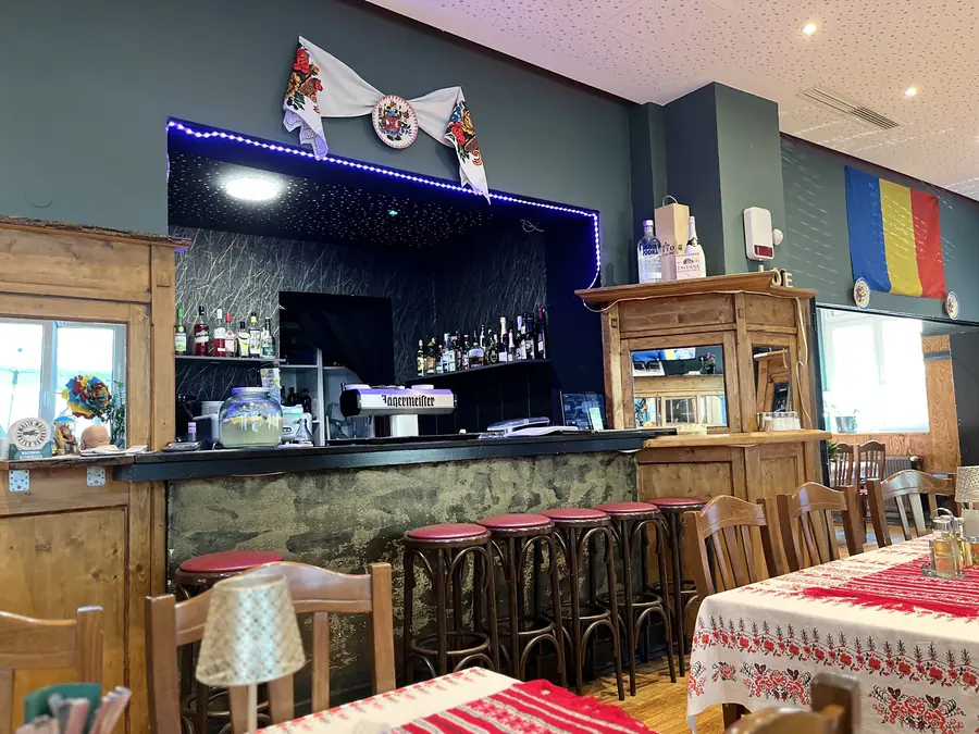 Interiorul restaurantului românesc Taverna Românească din München