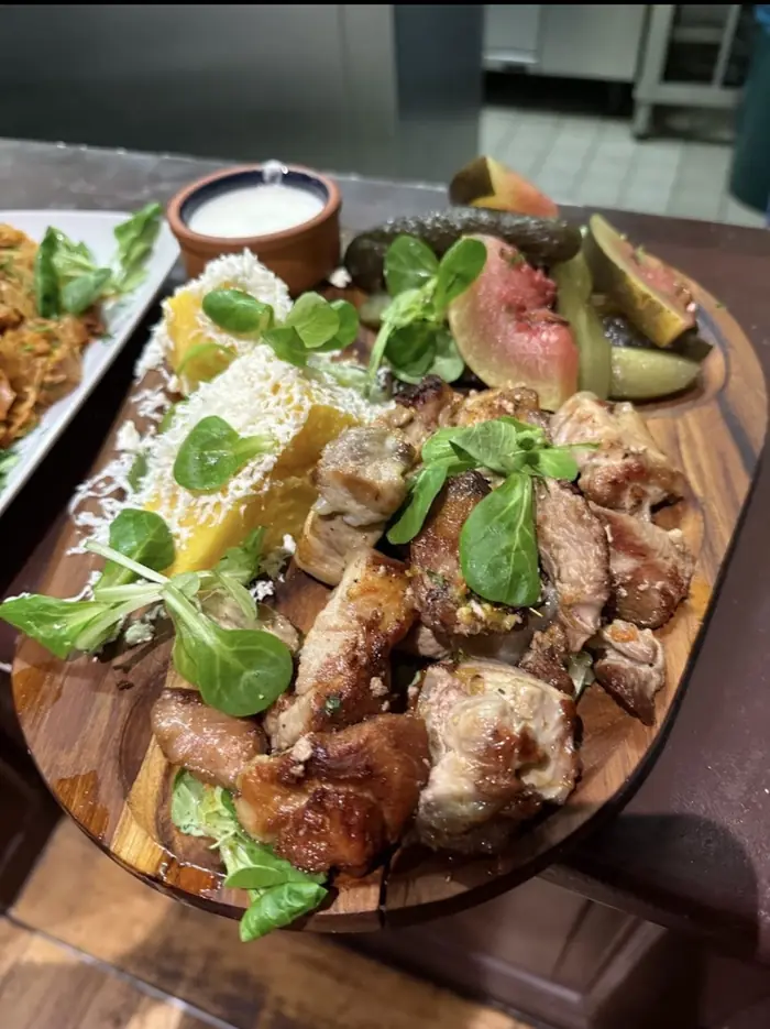 Platou grill românesc cu mici, cârnați și ceafă, Taverna Românească München